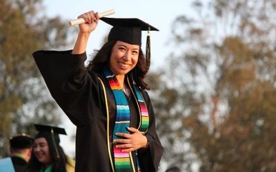 Poursuivre des études universitaires a bel et bien des avantages!