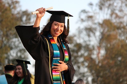 Poursuivre des études universitaires a bel et bien des avantages!